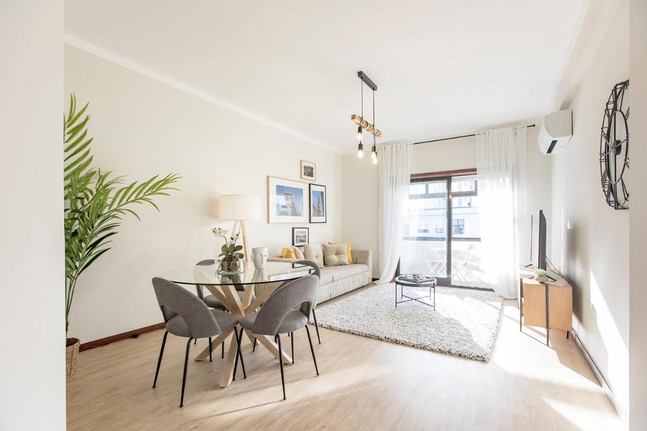 2Br Flat In Bonfim W/ Ac & Balcony By Lovelystay ポルト エクステリア 写真